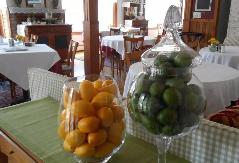 Aamiaismajoitus (B&B) Rockwell Falls Inn And Wine Bar