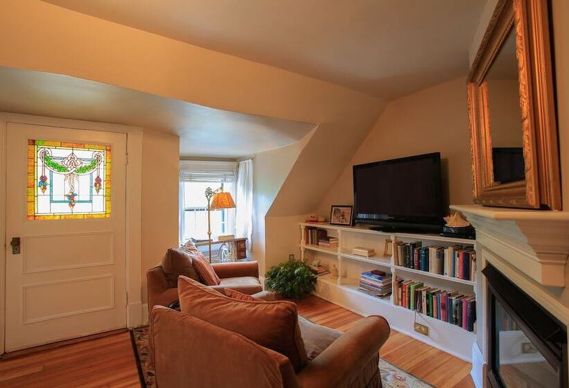 The Lion And The Rose B&b