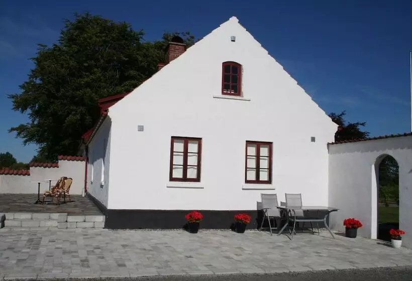 Hoby Gård Bed & Breakfast