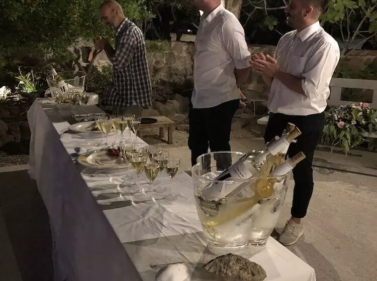 Hotelli Angelina Aegina Boutique Escape