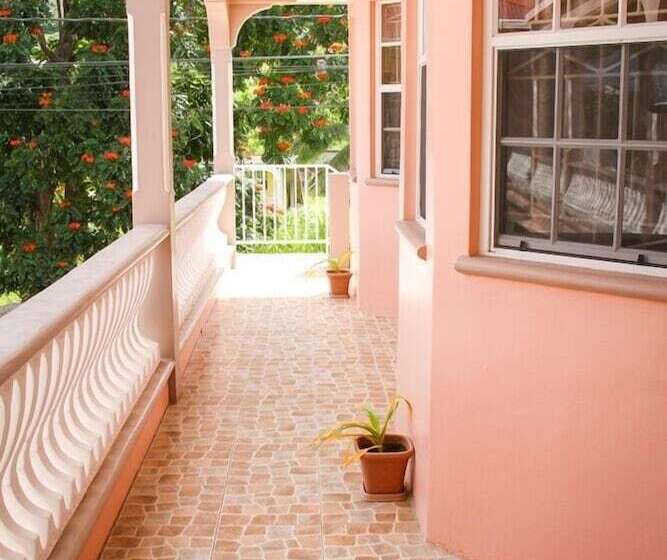 هتل Iso S Bed & Breakfast