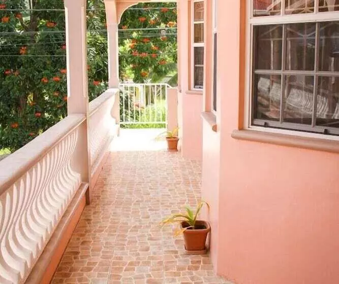 هتل Iso S Bed & Breakfast