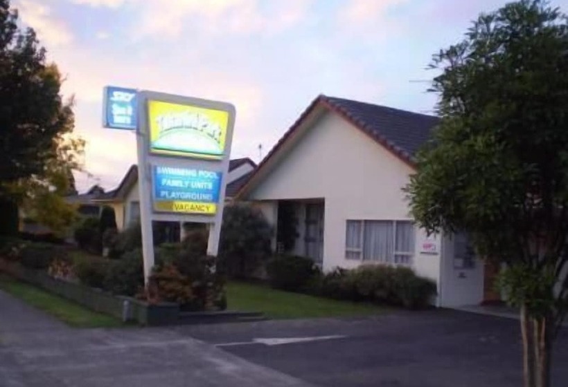 Мотель Takanini Park Motor Lodge