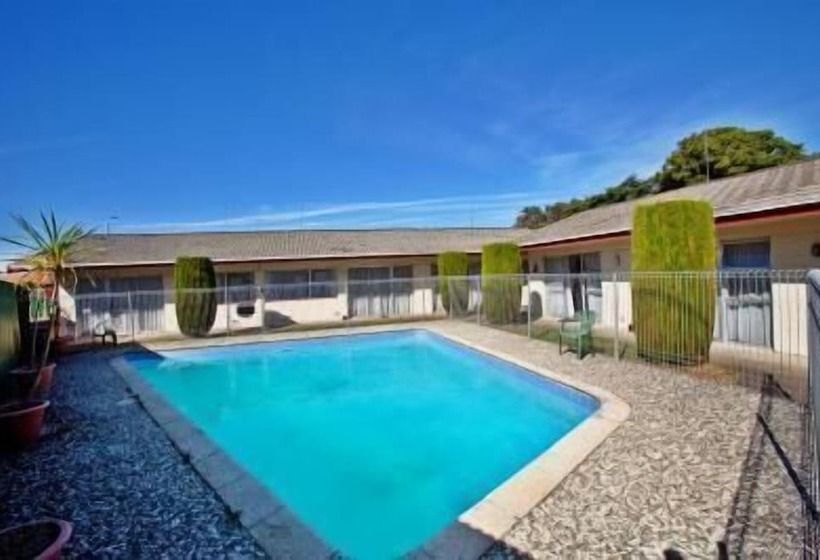 Мотель Takanini Park Motor Lodge