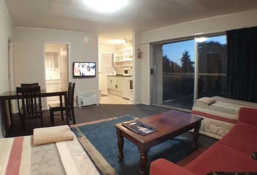 Мотель Takanini Park Motor Lodge