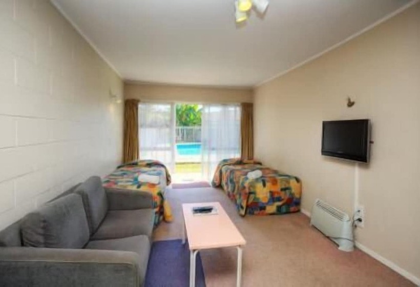 Мотель Takanini Park Motor Lodge