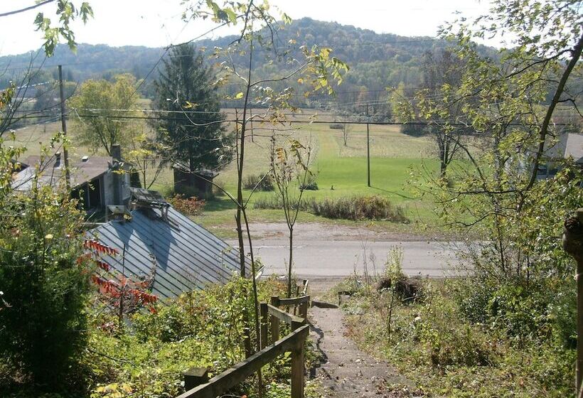 Nelsonville Hotel   Hostel