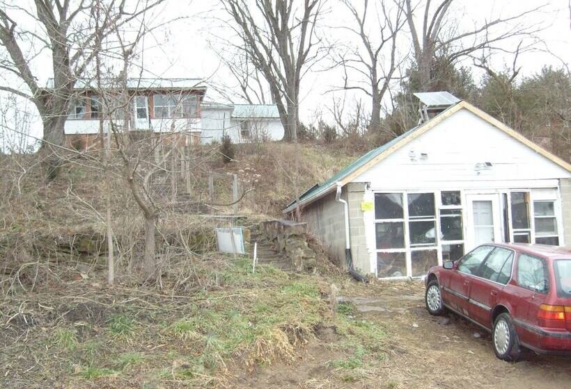 Nelsonville Hotel   Hostel