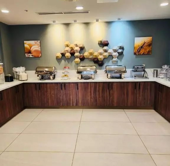 ホテル Comfort Suites Cheyenne