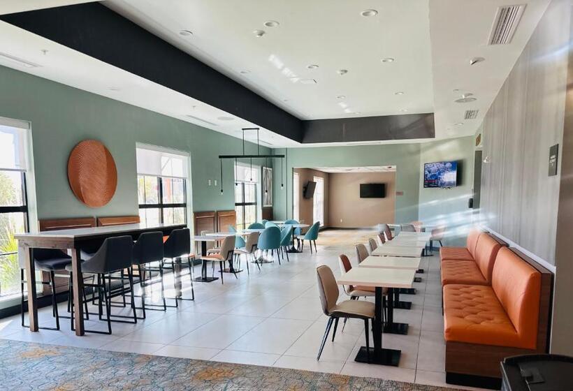 هتل Comfort Suites Cheyenne