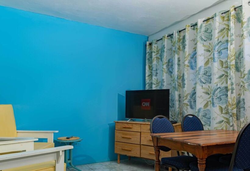 هتل The Yellow Bird