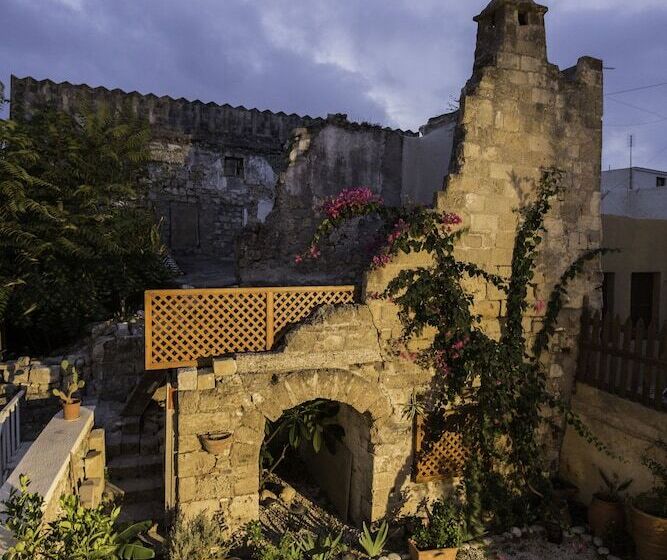 فندق Camelot Traditional & Classic