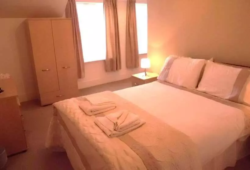 Отель The Golden Lion