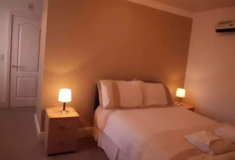 Отель The Golden Lion