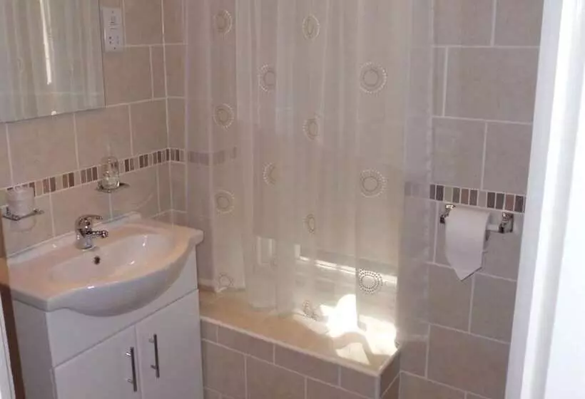 בית מלון כפרי The Golden Lion