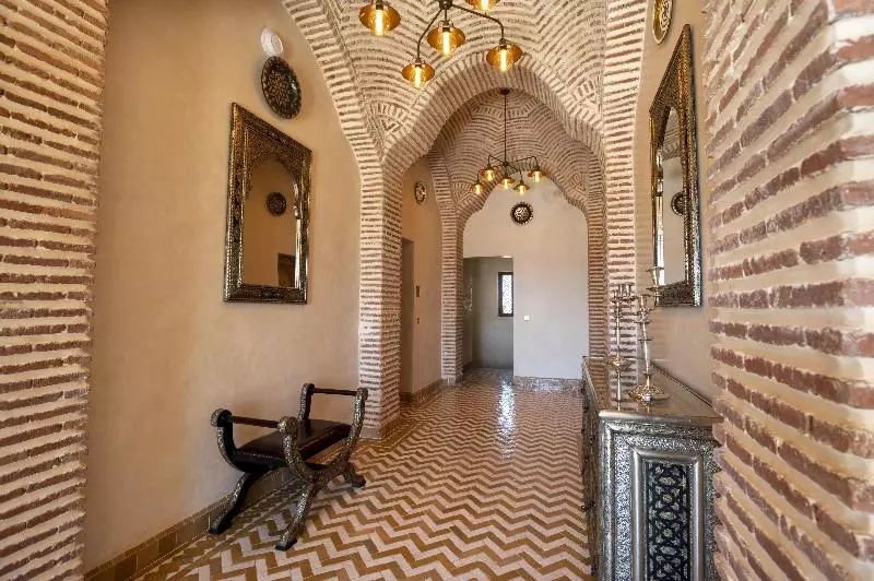 Hotelli Maria Towers , Palais Table D Hôtes & Spa