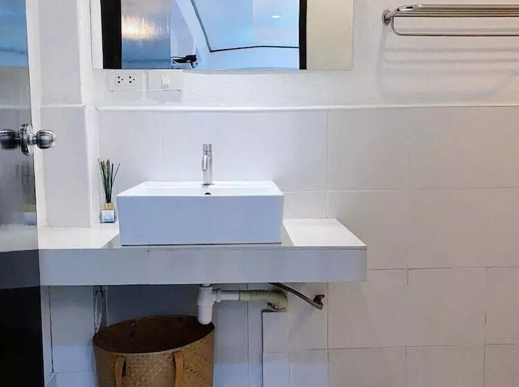 膳宿费 The Reef Hotel & Studios