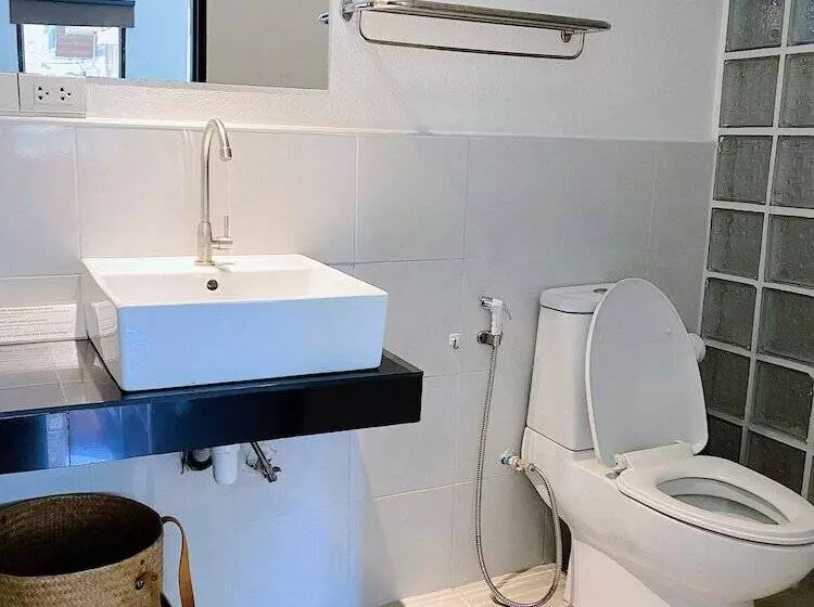 膳宿费 The Reef Hotel & Studios