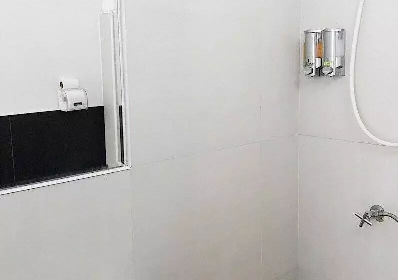 膳宿费 The Reef Hotel & Studios