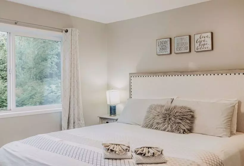 80mbr   Hot Tub   Wifi   Bbq   Wood Stove   Sleeps 9!