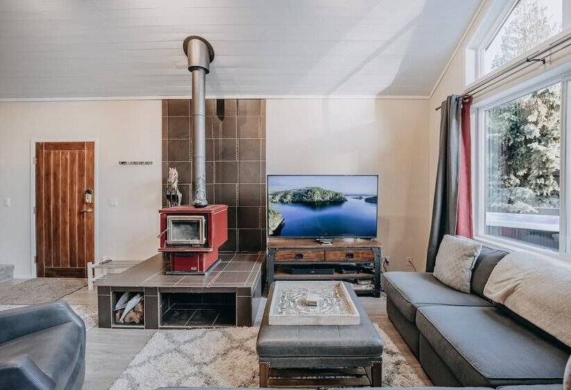 80mbr   Hot Tub   Wifi   Bbq   Wood Stove   Sleeps 9!