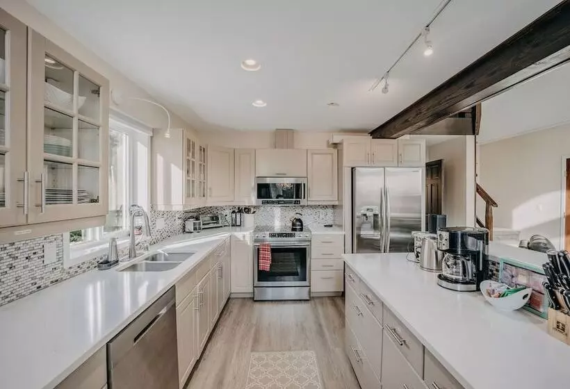 80mbr   Hot Tub   Wifi   Bbq   Wood Stove   Sleeps 9!