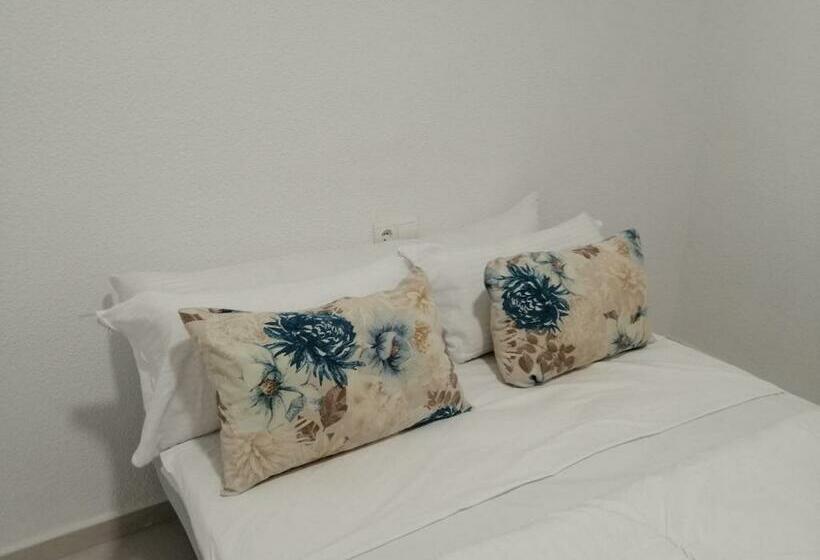 هاستل La Marina