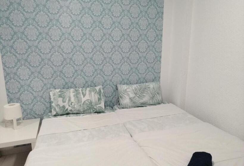 هاستل La Marina