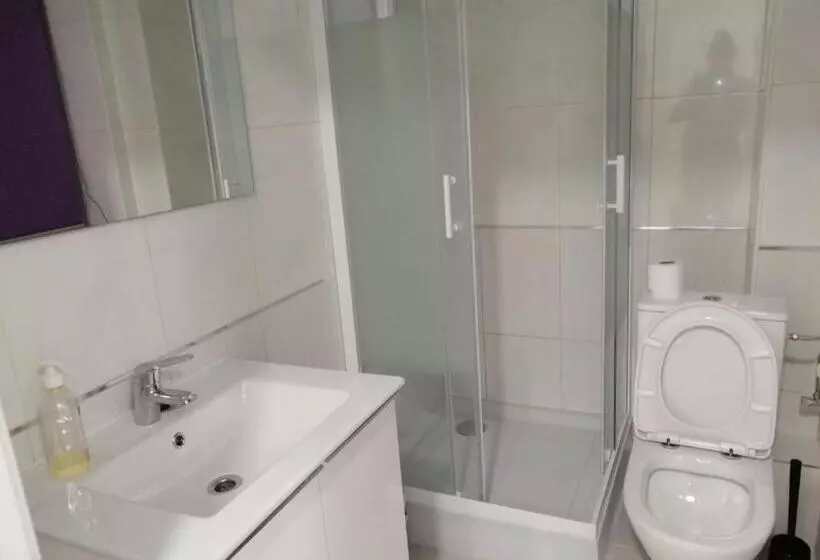 هاستل La Marina