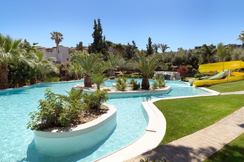 فندق Out Of The Blue Resort & Spa