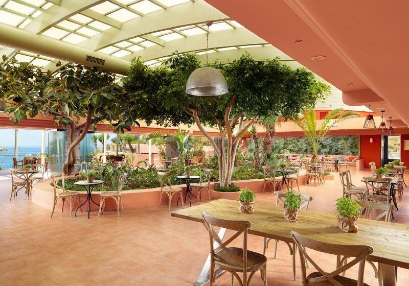 فندق Out Of The Blue Resort & Spa