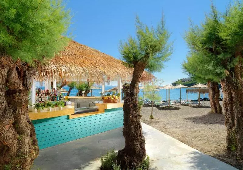 Szálloda Out Of The Blue Resort & Spa