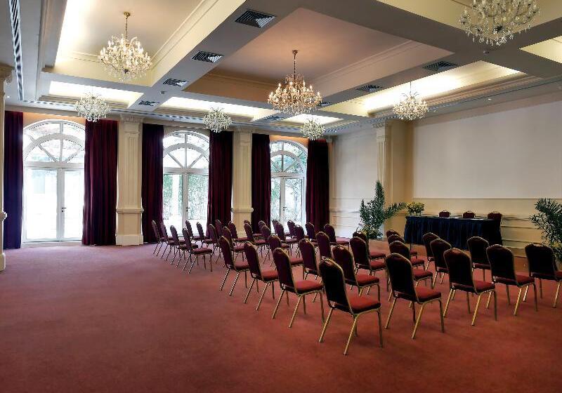 فندق Out Of The Blue Resort & Spa