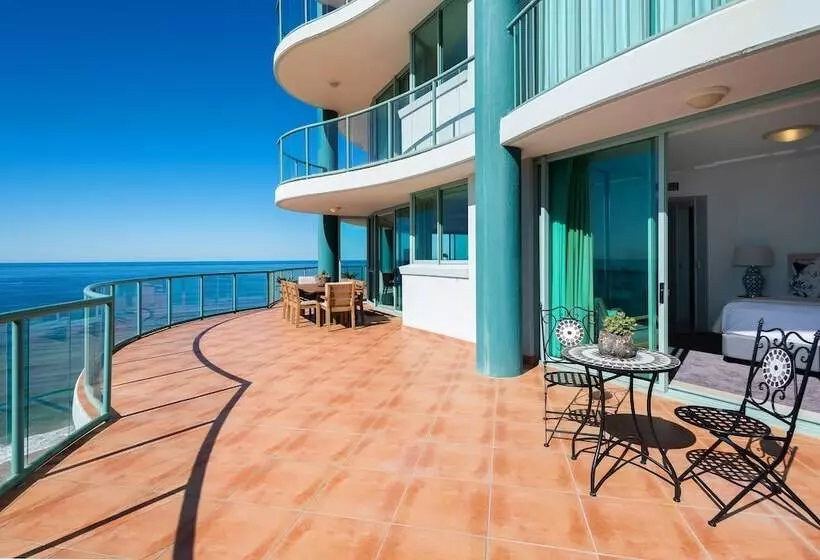 The Waterford On Main Beach