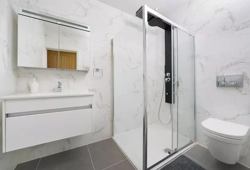 Hotelli Panther House By Oval