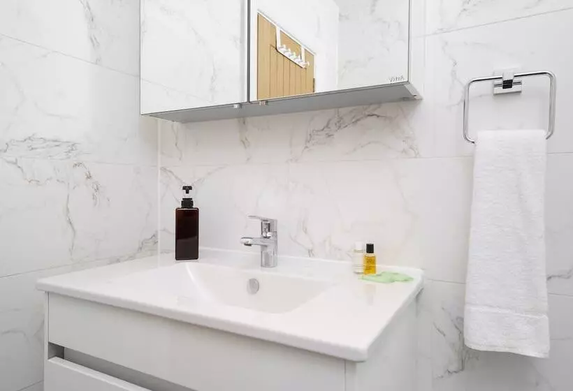 Hotelli Panther House By Oval