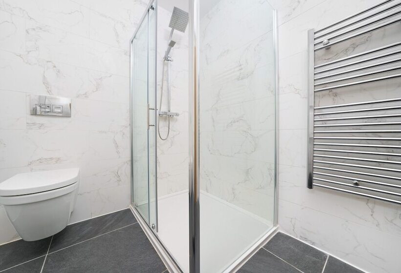 Отель Panther House By Oval