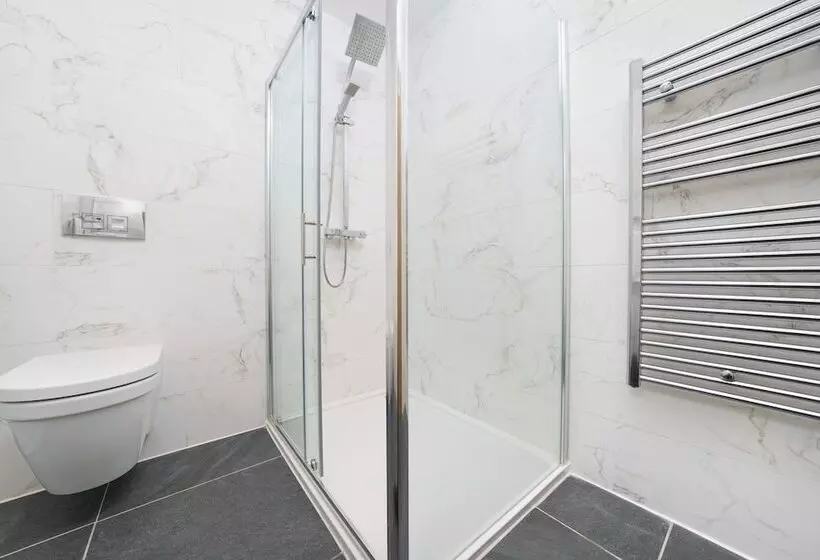 Hotelli Panther House By Oval