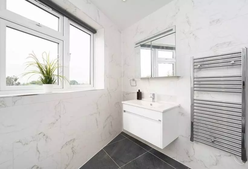 Hotelli Panther House By Oval