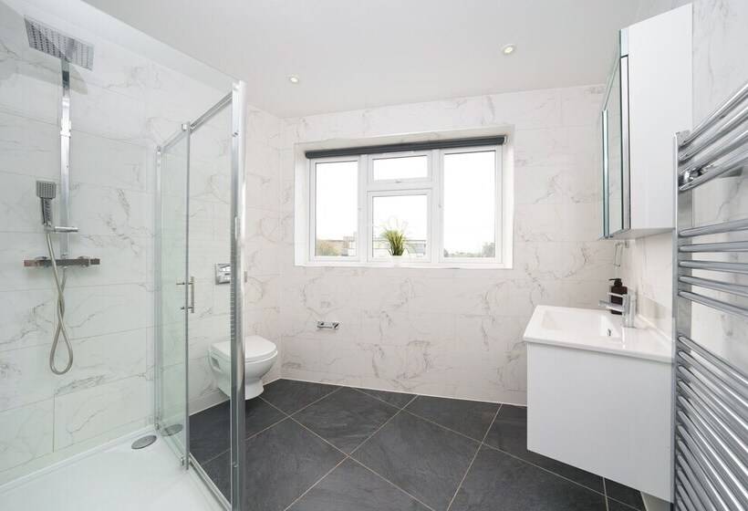 Отель Panther House By Oval