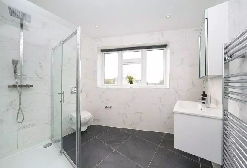 Hotelli Panther House By Oval