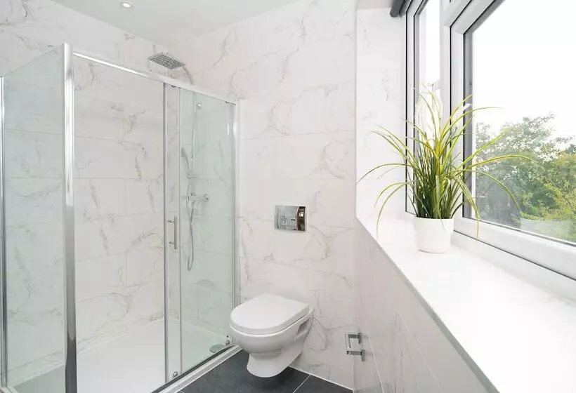 Hotelli Panther House By Oval