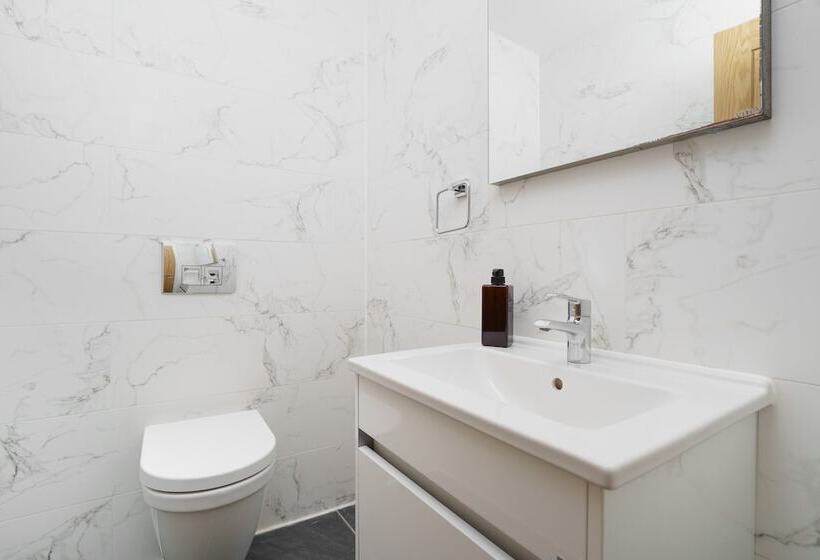 Отель Panther House By Oval