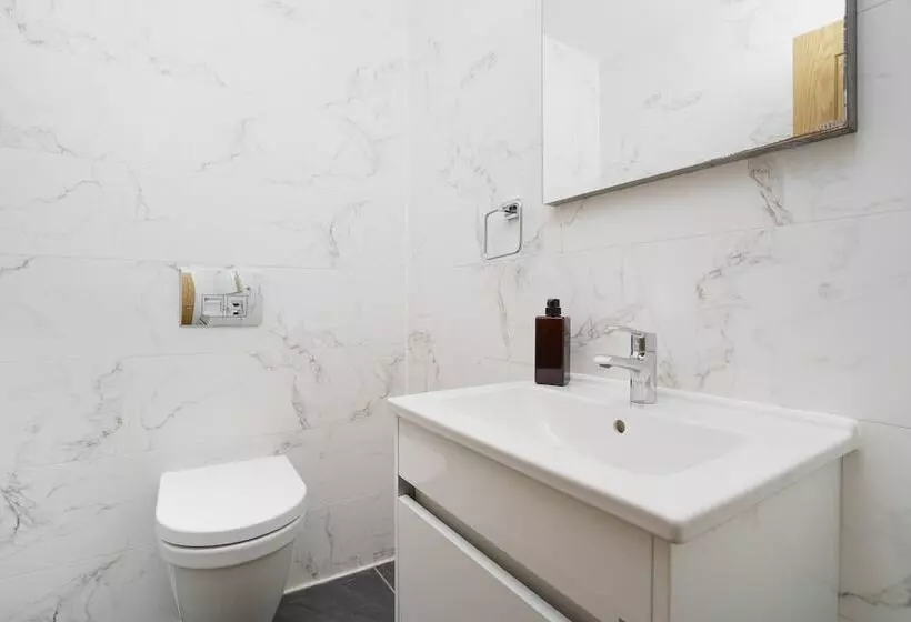 Hotelli Panther House By Oval