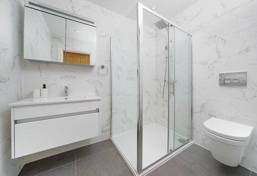 Отель Panther House By Oval