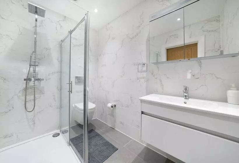 Hotelli Panther House By Oval