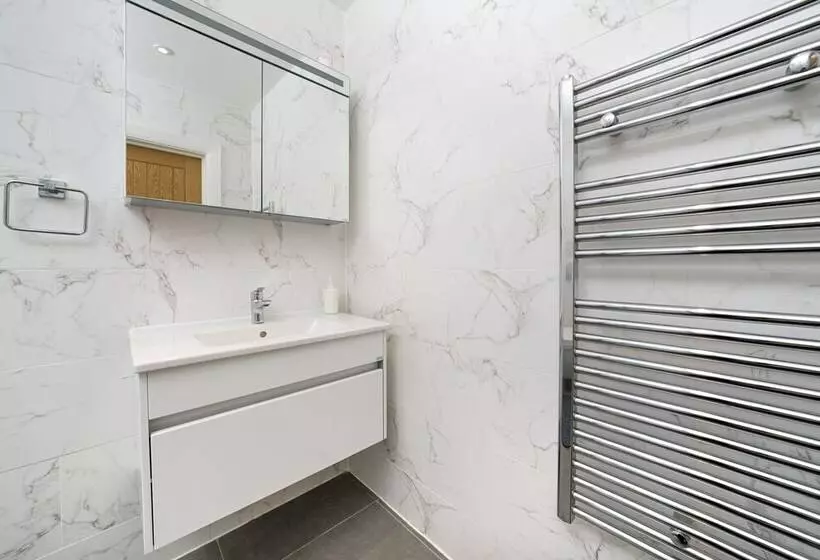 Hotelli Panther House By Oval