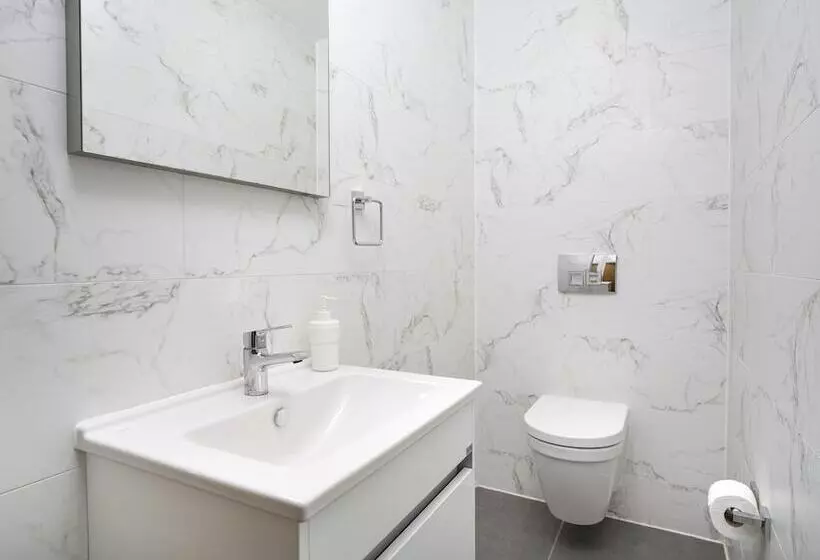 Hotelli Panther House By Oval