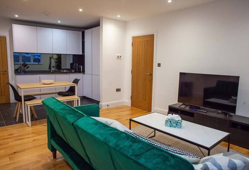 Отель Panther House By Oval