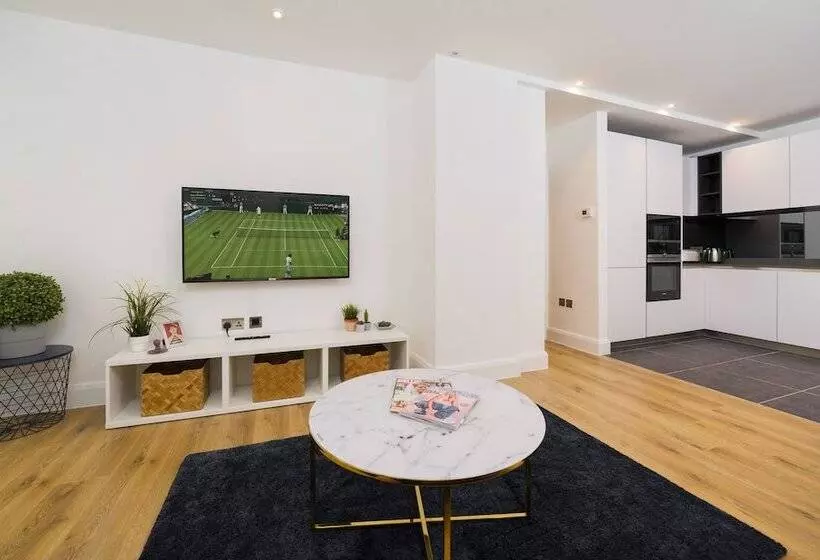 Hotelli Panther House By Oval